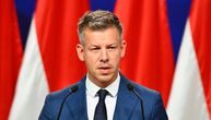 Ovo je devojka Petera Mađara, konačno snimljeni zajedno u javnosti: Čekao je na aerodromu sa cvećem, a onda...