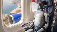 Robot u avionu: Kupljeno mu sedište za putnika, baterija izvađena zbog pravila, let kasnio sat vremena
