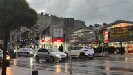Majka leži na pešačkom i ne pomera se, dete pored nje plače: Teška nesreća na Banovom brdu
