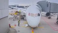 VIDEO: Nesvakidašnji incident u Frankfurtu: Godinu dana star Drimlajner Lufthanze pao na nos na gejtu