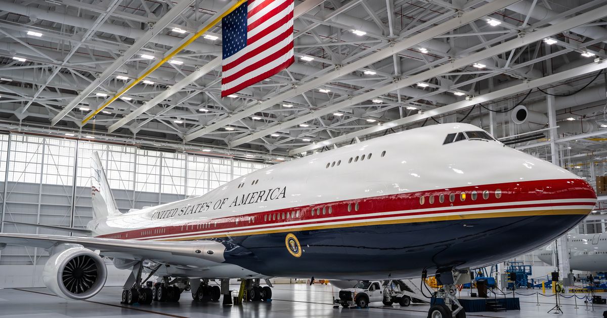 Трамп представил новый президентский самолет — переоборудованный Boeing 747 из Катара