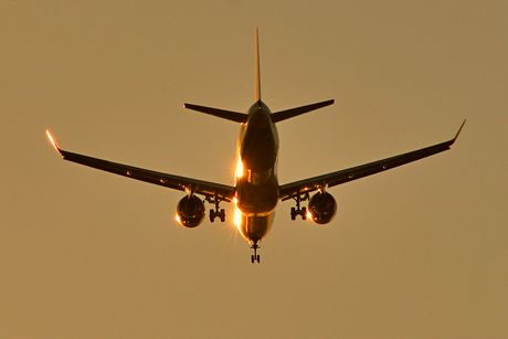 Avion, sletanje, zalazak sunca