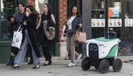 Robot dostavljač postao višestruki problem? Ljudi neće da mu se sklone na ulici, a to je tek vrh ledenog brega