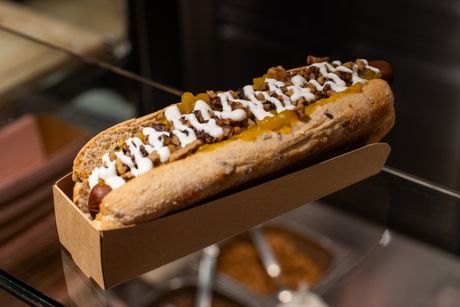 Frau Hund Bastardo Hot Dog