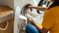U veš-mašinu sipajte pola šolje ovoga iz kuhinje umesto omekšivača: Čaršavi mirišu i posle više noći spavanja