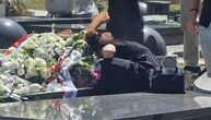 Mala Cana došla na grob Andrije Bajića, pa napravila skandal zbog sahrane Olivere Katarine: Nariče na sav glas