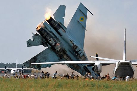 AI generisana rekonstrukcija pada ukrajinskog lovca Su-27UB na aeromitingu u Sknilivu