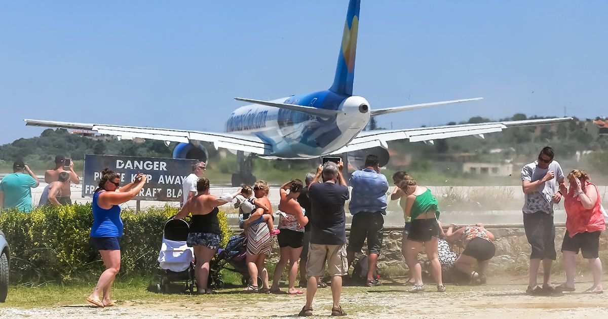 Avion oduvao Italijanku na Skijatosu: Turistkinja teško povređena, odbacio je snažan mlaz iz motora