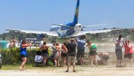 Avion oduvao Italijanku na Skijatosu: Turistkinja teško povređena, odbacio je snažan mlaz iz motora