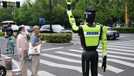 Robo-kapovi ukrali pažnju na Svetskoj konferenciji: Čuvaju ulice i snimaju prekršaje, imaju skoro 2 m i 100 kg