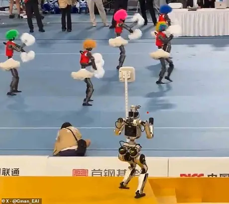 Robot, Robotska  Trka, Pad, Navijačice