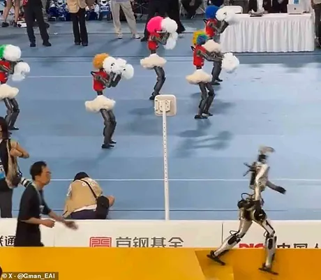 Robot, Robotska  Trka, Pad, Navijačice