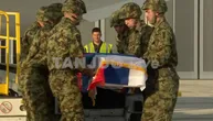 Prvi snimci kovčega sa telom Ratka Mladića: Prekriven je sa dve zastave