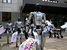Roboti, Varšava, protest