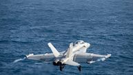 Američki E/A-18G Growler upao u more: Piloti se katapultirali, četvoro povređeno na palubi nosača